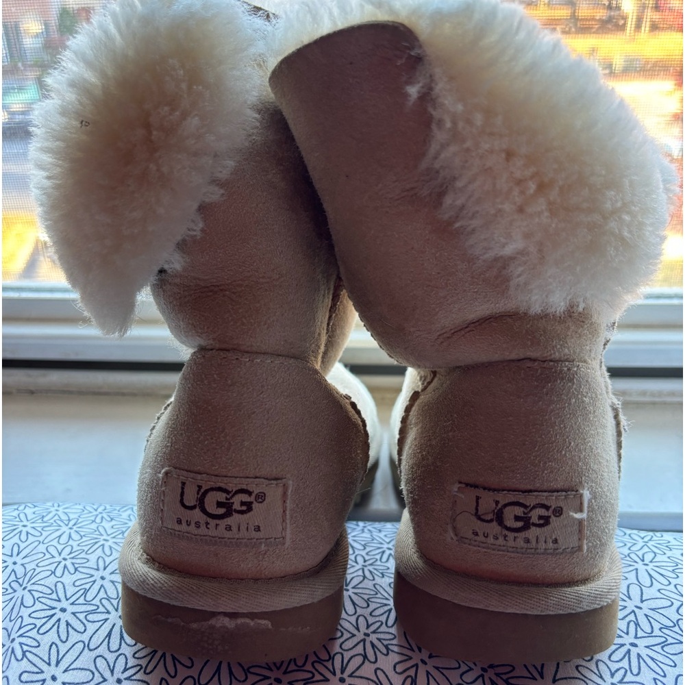 Original Ugg Australia size 5 gently used but in excellent condition